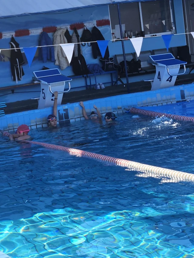 Φωτογραφία από το μάθημα του προγράμματος κολύμβησης της πρωτοβάθμιας εκπαίδευσης, στο δημοτικό κολυμβητήριο της Κορίνθου.