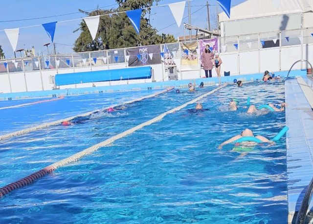 Φωτογραφία από το μάθημα του προγράμματος κολύμβησης της πρωτοβάθμιας εκπαίδευσης, στο δημοτικό κολυμβητήριο της Κορίνθου.