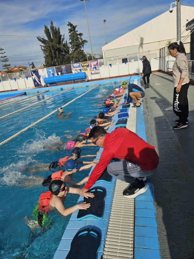 Φωτογραφία από το μάθημα του προγράμματος κολύμβησης της πρωτοβάθμιας εκπαίδευσης, στο δημοτικό κολυμβητήριο της Κορίνθου.