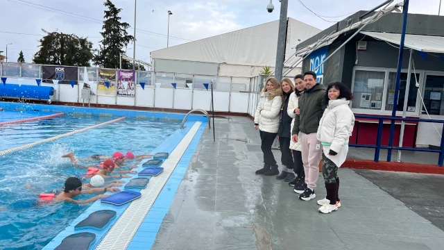 Φωτογραφία από το μάθημα του προγράμματος κολύμβησης της πρωτοβάθμιας εκπαίδευσης, στο δημοτικό κολυμβητήριο της Κορίνθου.