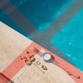Μια φωτογραφία, με απαγορευτικό Χ, όπου φαίνονται ένα ρολόι και διάφορα κοσμήματα.